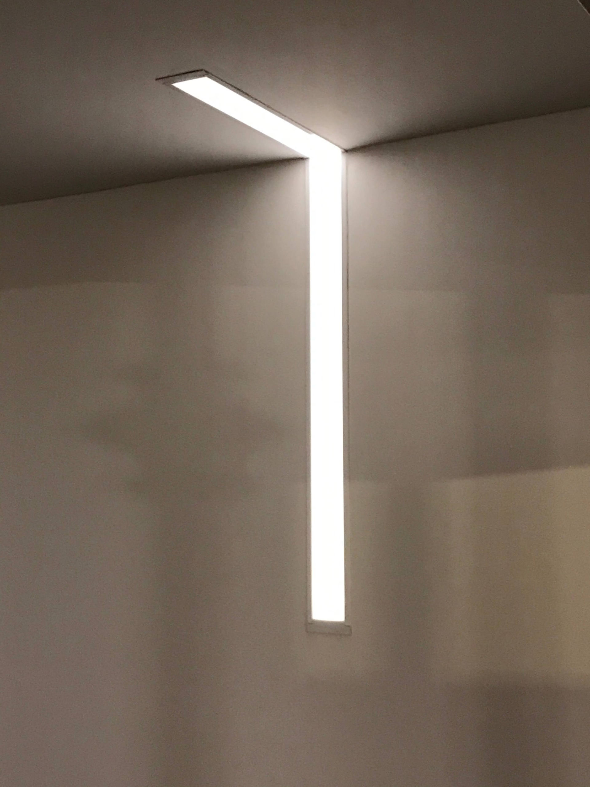 Recessed linear lighting at a ninety degree angle