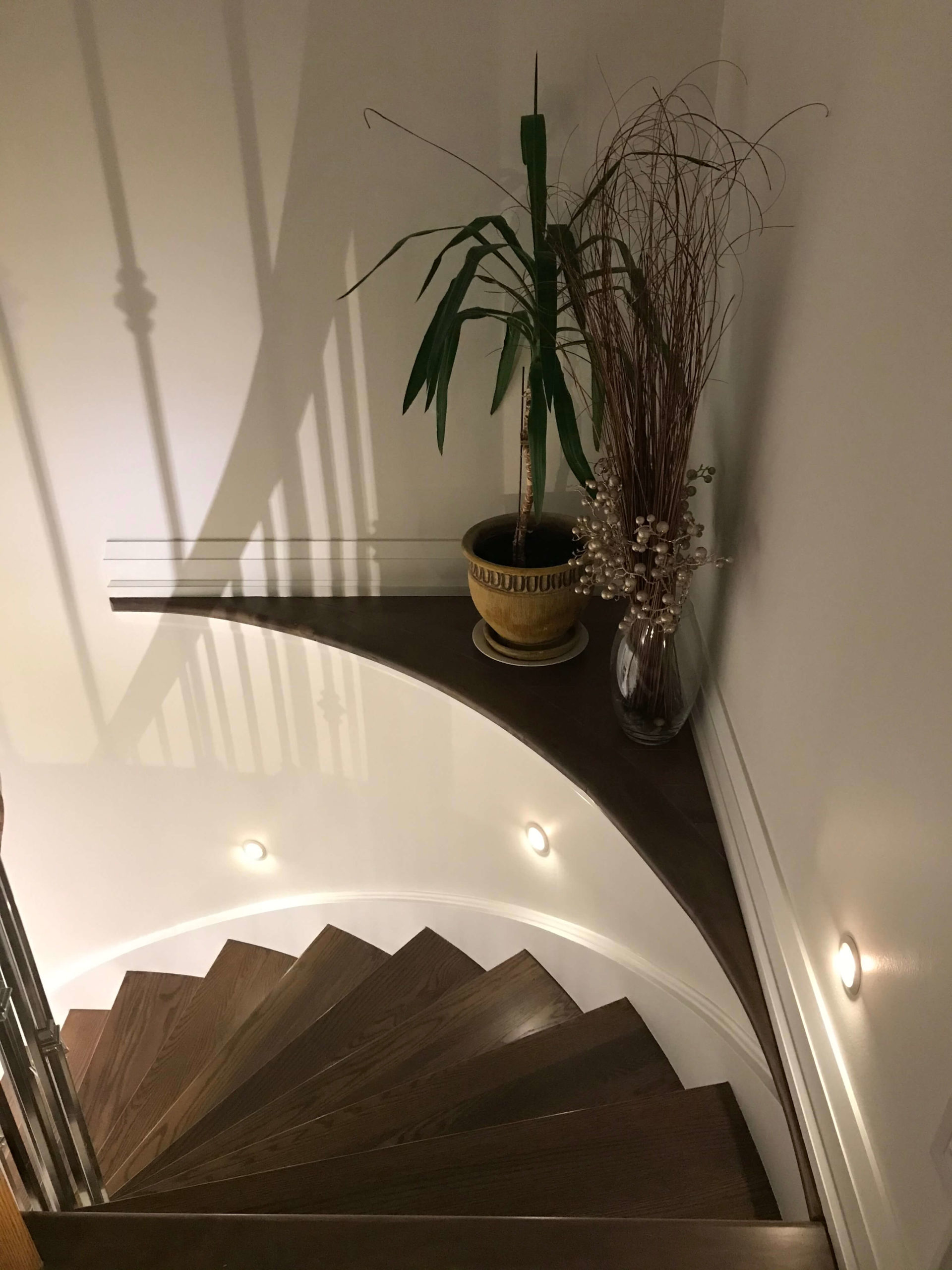 Round recessed stair lighting detail